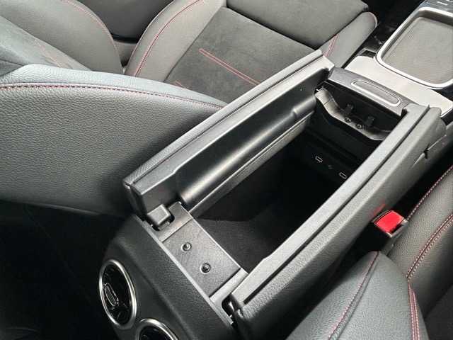 メルセデス・ベンツ Ｍ・ベンツ ＣＬＡ２００ｄ AMGライン 千葉県 2024(令6)年 0.8万km ポーラホワイト 純正ナビ/フルセグTV/Bluetooth/ETC2.0/前後ドライブレコーダー/全周囲カメラ/レーダークルーズコントロール/前席シートヒーター/前席メモリーシート/サンルーフ/置くだけ充電/アクティブブレーキアシスト/ブラインドスポットアシスト/パークトロニック/レーンキープアシスト/ダイナミックセレクト/横滑り防止装置/シートキネクティス/オートライト/ウィンカーミラー/プッシュスタート/スマートキー/ステアリングスイッチ/パドルシフト/LEDヘッドライト/純正アルミホイール/純正フロアマット