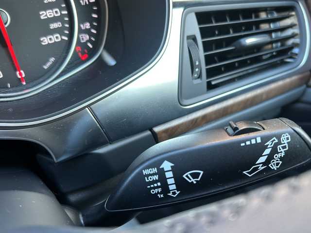 アウディ Ａ６ アバント 2．8 FSI クワトロ 埼玉県 2012(平24)年 3.3万km グレイシアホワイトメタリック メーカーナビ /(フルセグ/FM/AM/Bluetooth/CD/DVD)/ドラレコ前後 /バックカメラ/ワンオーナー　/ETC　/ルーフレール　/LEDライト　/ステアリングスイッチ　/パワーシート(D/N)　/プレミアムサウンド(BOSE)　/プッシュスタート　/純正フロア　/オートライト　/パーキングセンサー　/TRC/クリアランスソナー/スマートキー/スペアキー1本/シートヒーター(D/N)/ISOFIX/保証書　/取扱説明書