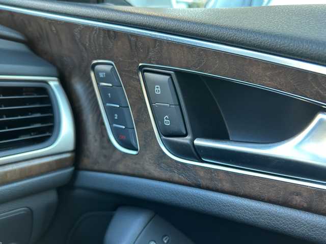 アウディ Ａ６ アバント 2．8 FSI クワトロ 埼玉県 2012(平24)年 3.3万km グレイシアホワイトメタリック メーカーナビ /(フルセグ/FM/AM/Bluetooth/CD/DVD)/ドラレコ前後 /バックカメラ/ワンオーナー　/ETC　/ルーフレール　/LEDライト　/ステアリングスイッチ　/パワーシート(D/N)　/プレミアムサウンド(BOSE)　/プッシュスタート　/純正フロア　/オートライト　/パーキングセンサー　/TRC/クリアランスソナー/スマートキー/スペアキー1本/シートヒーター(D/N)/ISOFIX/保証書　/取扱説明書