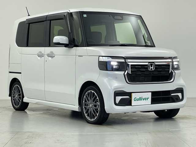 ホンダ Ｎ ＢＯＸ カスタム ターボ 愛知県 2024(令6)年 1.1万km プラチナホワイトパール ターボ搭載車/ホンダセンシング/・衝突軽減ブレーキ/・先行車発進のお知らせ/・歩行者事故低減ステアリング/・路外逸脱抑制機能/・標識認識システム/・アダプティブクルーズコントロール/・オートハイビーム/・誤発進抑制機能/・後方誤発進抑制機能/・近距離衝突軽減ブレーキ/パーキングセンサー/純正8インチディスプレイオーディオ/Apple CarPlay/Android Auto/バックカメラ/純正アルミホイール/ETC/シートヒーター/スマートキー/プッシュスタート/横滑り防止装置/パドルシフト