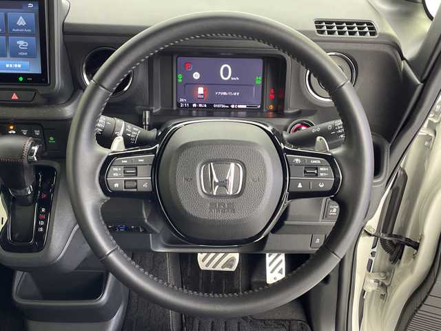 ホンダ Ｎ ＢＯＸ カスタム ターボ 愛知県 2024(令6)年 1.1万km プラチナホワイトパール ターボ搭載車/ホンダセンシング/・衝突軽減ブレーキ/・先行車発進のお知らせ/・歩行者事故低減ステアリング/・路外逸脱抑制機能/・標識認識システム/・アダプティブクルーズコントロール/・オートハイビーム/・誤発進抑制機能/・後方誤発進抑制機能/・近距離衝突軽減ブレーキ/パーキングセンサー/純正8インチディスプレイオーディオ/Apple CarPlay/Android Auto/バックカメラ/純正アルミホイール/ETC/シートヒーター/スマートキー/プッシュスタート/横滑り防止装置/パドルシフト
