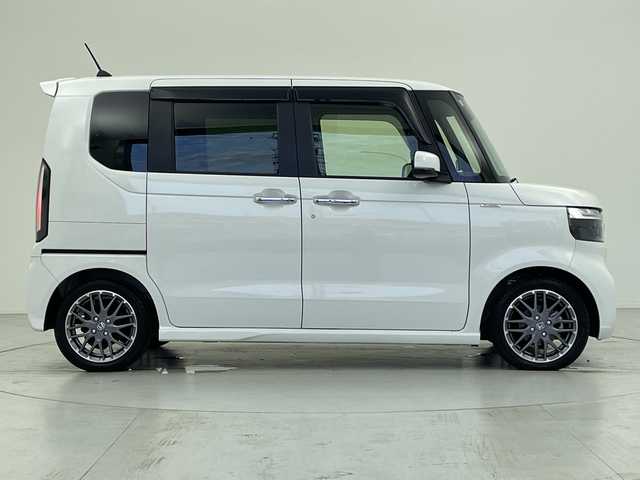 ホンダ Ｎ ＢＯＸ カスタム ターボ 愛知県 2024(令6)年 1.1万km プラチナホワイトパール ターボ搭載車/ホンダセンシング/・衝突軽減ブレーキ/・先行車発進のお知らせ/・歩行者事故低減ステアリング/・路外逸脱抑制機能/・標識認識システム/・アダプティブクルーズコントロール/・オートハイビーム/・誤発進抑制機能/・後方誤発進抑制機能/・近距離衝突軽減ブレーキ/パーキングセンサー/純正8インチディスプレイオーディオ/Apple CarPlay/Android Auto/バックカメラ/純正アルミホイール/ETC/シートヒーター/スマートキー/プッシュスタート/横滑り防止装置/パドルシフト