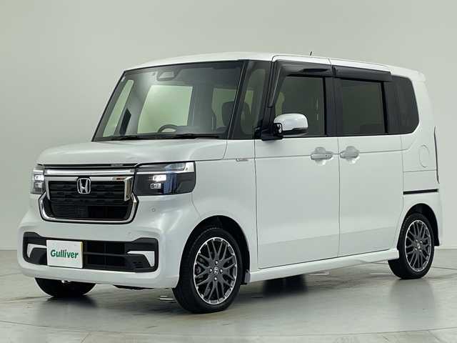 ホンダ Ｎ ＢＯＸ カスタム ターボ 愛知県 2024(令6)年 1.1万km プラチナホワイトパール ターボ搭載車/ホンダセンシング/・衝突軽減ブレーキ/・先行車発進のお知らせ/・歩行者事故低減ステアリング/・路外逸脱抑制機能/・標識認識システム/・アダプティブクルーズコントロール/・オートハイビーム/・誤発進抑制機能/・後方誤発進抑制機能/・近距離衝突軽減ブレーキ/パーキングセンサー/純正8インチディスプレイオーディオ/Apple CarPlay/Android Auto/バックカメラ/純正アルミホイール/ETC/シートヒーター/スマートキー/プッシュスタート/横滑り防止装置/パドルシフト
