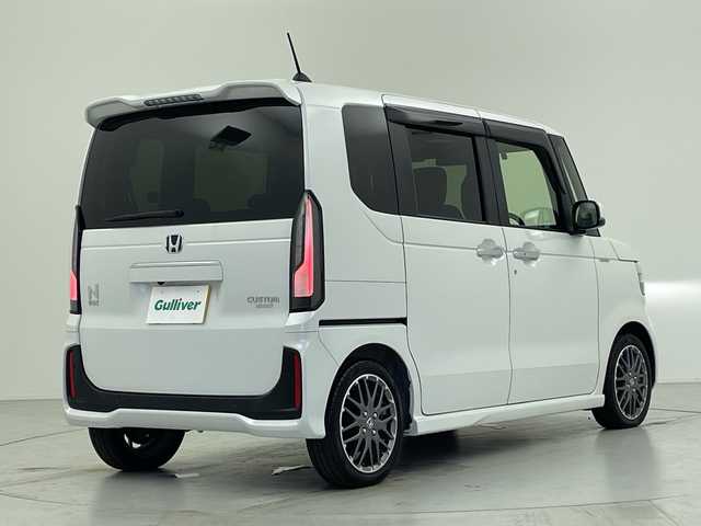 ホンダ Ｎ ＢＯＸ カスタム ターボ 愛知県 2024(令6)年 1.1万km プラチナホワイトパール ターボ搭載車/ホンダセンシング/・衝突軽減ブレーキ/・先行車発進のお知らせ/・歩行者事故低減ステアリング/・路外逸脱抑制機能/・標識認識システム/・アダプティブクルーズコントロール/・オートハイビーム/・誤発進抑制機能/・後方誤発進抑制機能/・近距離衝突軽減ブレーキ/パーキングセンサー/純正8インチディスプレイオーディオ/Apple CarPlay/Android Auto/バックカメラ/純正アルミホイール/ETC/シートヒーター/スマートキー/プッシュスタート/横滑り防止装置/パドルシフト