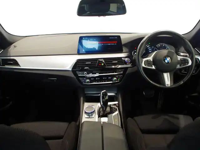 ＢＭＷ ５２３ｄ 岐阜県 2020(令2)年 4.1万km サファイアブラックP HDDナビゲーションシステム/　オーディオ・ビジュアル・システム/　フルセグTV　Bluetooth　CD　DVD　AM　FM/ドライビングアシストプラス/　ACCアクティブクルーズコントロール/　ステアリング　レーンコントロールアシスト/　レーンディパーチャーウォーニング/　レーンチェンジウォーニング/　アクティブサイドコリジョンプロテクション/　前車接近警告機能/　衝突回避・被害軽減ブレーキ/　後車衝突警告機能/　クロス・トラフィック・ウォーニング/パーク・ディスタンス・コントロール/リヤ・ビュー・カメラ/BMWヘッドアップ・ディスプレイ/運転席・助手席パワーシート