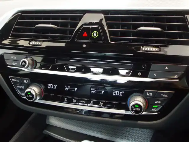 ＢＭＷ ５２３ｄ 岐阜県 2020(令2)年 4.1万km サファイアブラックP HDDナビゲーションシステム/　オーディオ・ビジュアル・システム/　フルセグTV　Bluetooth　CD　DVD　AM　FM/ドライビングアシストプラス/　ACCアクティブクルーズコントロール/　ステアリング　レーンコントロールアシスト/　レーンディパーチャーウォーニング/　レーンチェンジウォーニング/　アクティブサイドコリジョンプロテクション/　前車接近警告機能/　衝突回避・被害軽減ブレーキ/　後車衝突警告機能/　クロス・トラフィック・ウォーニング/パーク・ディスタンス・コントロール/リヤ・ビュー・カメラ/BMWヘッドアップ・ディスプレイ/運転席・助手席パワーシート