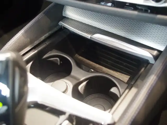 ＢＭＷ ５２３ｄ 岐阜県 2020(令2)年 4.1万km サファイアブラックP HDDナビゲーションシステム/　オーディオ・ビジュアル・システム/　フルセグTV　Bluetooth　CD　DVD　AM　FM/ドライビングアシストプラス/　ACCアクティブクルーズコントロール/　ステアリング　レーンコントロールアシスト/　レーンディパーチャーウォーニング/　レーンチェンジウォーニング/　アクティブサイドコリジョンプロテクション/　前車接近警告機能/　衝突回避・被害軽減ブレーキ/　後車衝突警告機能/　クロス・トラフィック・ウォーニング/パーク・ディスタンス・コントロール/リヤ・ビュー・カメラ/BMWヘッドアップ・ディスプレイ/運転席・助手席パワーシート