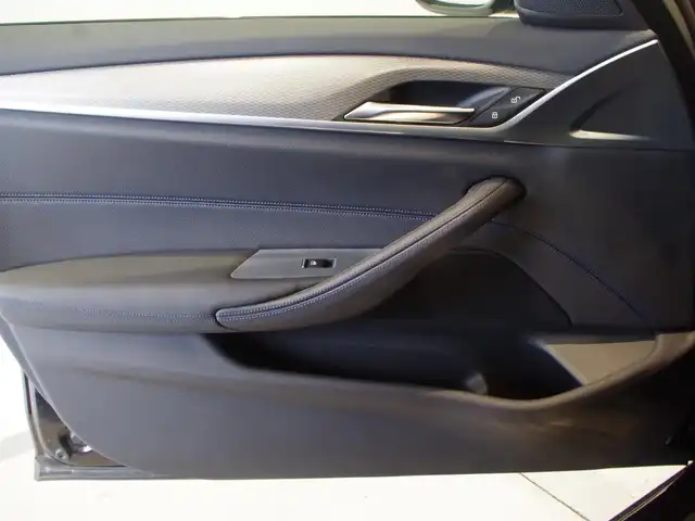 ＢＭＷ ５２３ｄ 岐阜県 2020(令2)年 4.1万km サファイアブラックP HDDナビゲーションシステム/　オーディオ・ビジュアル・システム/　フルセグTV　Bluetooth　CD　DVD　AM　FM/ドライビングアシストプラス/　ACCアクティブクルーズコントロール/　ステアリング　レーンコントロールアシスト/　レーンディパーチャーウォーニング/　レーンチェンジウォーニング/　アクティブサイドコリジョンプロテクション/　前車接近警告機能/　衝突回避・被害軽減ブレーキ/　後車衝突警告機能/　クロス・トラフィック・ウォーニング/パーク・ディスタンス・コントロール/リヤ・ビュー・カメラ/BMWヘッドアップ・ディスプレイ/運転席・助手席パワーシート