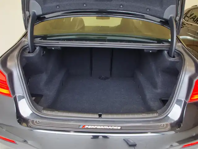 ＢＭＷ ５２３ｄ 岐阜県 2020(令2)年 4.1万km サファイアブラックP HDDナビゲーションシステム/　オーディオ・ビジュアル・システム/　フルセグTV　Bluetooth　CD　DVD　AM　FM/ドライビングアシストプラス/　ACCアクティブクルーズコントロール/　ステアリング　レーンコントロールアシスト/　レーンディパーチャーウォーニング/　レーンチェンジウォーニング/　アクティブサイドコリジョンプロテクション/　前車接近警告機能/　衝突回避・被害軽減ブレーキ/　後車衝突警告機能/　クロス・トラフィック・ウォーニング/パーク・ディスタンス・コントロール/リヤ・ビュー・カメラ/BMWヘッドアップ・ディスプレイ/運転席・助手席パワーシート