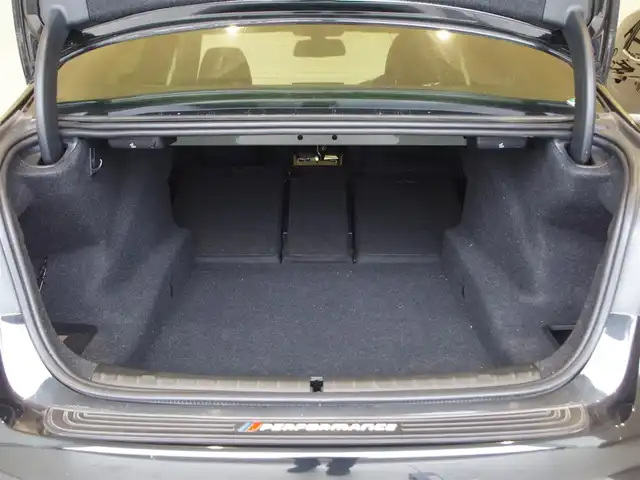 ＢＭＷ ５２３ｄ 岐阜県 2020(令2)年 4.1万km サファイアブラックP HDDナビゲーションシステム/　オーディオ・ビジュアル・システム/　フルセグTV　Bluetooth　CD　DVD　AM　FM/ドライビングアシストプラス/　ACCアクティブクルーズコントロール/　ステアリング　レーンコントロールアシスト/　レーンディパーチャーウォーニング/　レーンチェンジウォーニング/　アクティブサイドコリジョンプロテクション/　前車接近警告機能/　衝突回避・被害軽減ブレーキ/　後車衝突警告機能/　クロス・トラフィック・ウォーニング/パーク・ディスタンス・コントロール/リヤ・ビュー・カメラ/BMWヘッドアップ・ディスプレイ/運転席・助手席パワーシート