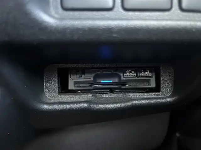 トヨタ ハイエース GL 三重県 2015(平27)年 10.6万km ブラックマイカ フリップダウンモニター/ナビ（Bluetooth/AM/FM/TV/CD/DVD/USB/SD）/バックカメラ/ドライブレコーダー（前）/片側電動スライドドア/イージークローザー（バックドア）/VALENTIテールランプ/オートエアコン/リアクーラー/リアヒーター/AC100V/スペアキー/メッキU字2段フロントグリル/ボディ同色フロントバンパー/フロントフォグランプ/両側メッキドアミラー（電動格納機能付）/メッキアウトサイドドアハンドル/メッキリアナンバープレートガーニッシュ/「GL」エンブレム（バックドア）/ボディ同色リアバンパー/両側固定式リアクォーターガラス/プライバシーガラス/オプティトロンメーター（タコメーター付自発光式アナログメーター）/シルバー加飾付ウレタン製ステアリングホイール/ヘッドレスト別体トリコットシート/シートスライド機構（運転席/助手席）/アームレスト（2/3列目）/スペースアップシート（4列目）/成型スライドドアトリム/ポケット付成型クォータートリム/マップランプ（前席）/大型ルームランプ（後席）