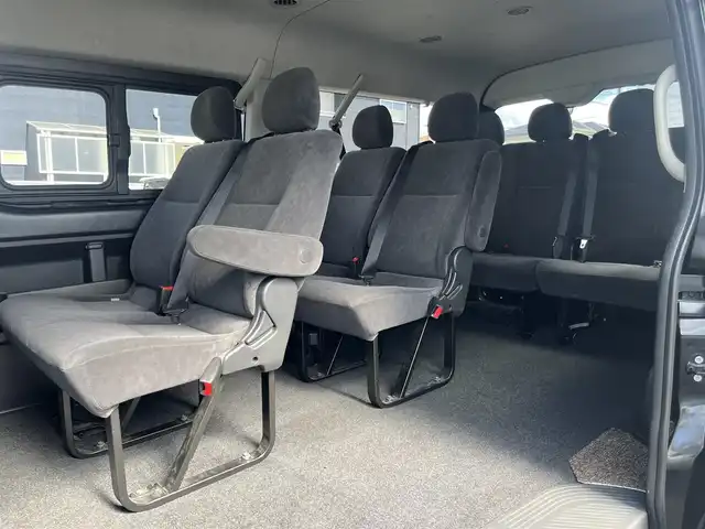 トヨタ ハイエース GL 三重県 2015(平27)年 10.6万km ブラックマイカ フリップダウンモニター/ナビ（Bluetooth/AM/FM/TV/CD/DVD/USB/SD）/バックカメラ/ドライブレコーダー（前）/片側電動スライドドア/イージークローザー（バックドア）/VALENTIテールランプ/オートエアコン/リアクーラー/リアヒーター/AC100V/スペアキー/メッキU字2段フロントグリル/ボディ同色フロントバンパー/フロントフォグランプ/両側メッキドアミラー（電動格納機能付）/メッキアウトサイドドアハンドル/メッキリアナンバープレートガーニッシュ/「GL」エンブレム（バックドア）/ボディ同色リアバンパー/両側固定式リアクォーターガラス/プライバシーガラス/オプティトロンメーター（タコメーター付自発光式アナログメーター）/シルバー加飾付ウレタン製ステアリングホイール/ヘッドレスト別体トリコットシート/シートスライド機構（運転席/助手席）/アームレスト（2/3列目）/スペースアップシート（4列目）/成型スライドドアトリム/ポケット付成型クォータートリム/マップランプ（前席）/大型ルームランプ（後席）