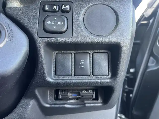 トヨタ ハイエース GL 三重県 2015(平27)年 10.6万km ブラックマイカ フリップダウンモニター/ナビ（Bluetooth/AM/FM/TV/CD/DVD/USB/SD）/バックカメラ/ドライブレコーダー（前）/片側電動スライドドア/イージークローザー（バックドア）/VALENTIテールランプ/オートエアコン/リアクーラー/リアヒーター/AC100V/スペアキー/メッキU字2段フロントグリル/ボディ同色フロントバンパー/フロントフォグランプ/両側メッキドアミラー（電動格納機能付）/メッキアウトサイドドアハンドル/メッキリアナンバープレートガーニッシュ/「GL」エンブレム（バックドア）/ボディ同色リアバンパー/両側固定式リアクォーターガラス/プライバシーガラス/オプティトロンメーター（タコメーター付自発光式アナログメーター）/シルバー加飾付ウレタン製ステアリングホイール/ヘッドレスト別体トリコットシート/シートスライド機構（運転席/助手席）/アームレスト（2/3列目）/スペースアップシート（4列目）/成型スライドドアトリム/ポケット付成型クォータートリム/マップランプ（前席）/大型ルームランプ（後席）