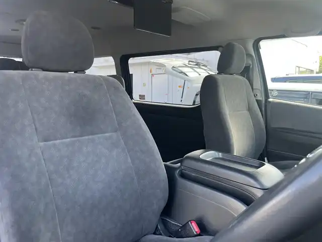トヨタ ハイエース GL 三重県 2015(平27)年 10.6万km ブラックマイカ フリップダウンモニター/ナビ（Bluetooth/AM/FM/TV/CD/DVD/USB/SD）/バックカメラ/ドライブレコーダー（前）/片側電動スライドドア/イージークローザー（バックドア）/VALENTIテールランプ/オートエアコン/リアクーラー/リアヒーター/AC100V/スペアキー/メッキU字2段フロントグリル/ボディ同色フロントバンパー/フロントフォグランプ/両側メッキドアミラー（電動格納機能付）/メッキアウトサイドドアハンドル/メッキリアナンバープレートガーニッシュ/「GL」エンブレム（バックドア）/ボディ同色リアバンパー/両側固定式リアクォーターガラス/プライバシーガラス/オプティトロンメーター（タコメーター付自発光式アナログメーター）/シルバー加飾付ウレタン製ステアリングホイール/ヘッドレスト別体トリコットシート/シートスライド機構（運転席/助手席）/アームレスト（2/3列目）/スペースアップシート（4列目）/成型スライドドアトリム/ポケット付成型クォータートリム/マップランプ（前席）/大型ルームランプ（後席）