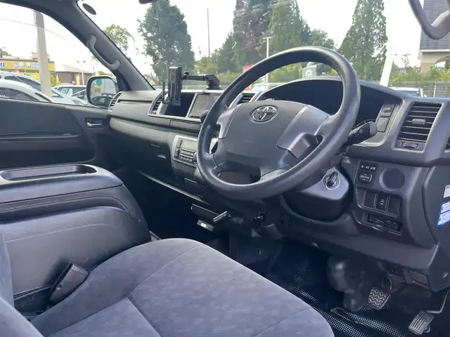 トヨタ ハイエース GL 三重県 2015(平27)年 10.6万km ブラックマイカ フリップダウンモニター/ナビ（Bluetooth/AM/FM/TV/CD/DVD/USB/SD）/バックカメラ/ドライブレコーダー（前）/片側電動スライドドア/イージークローザー（バックドア）/VALENTIテールランプ/オートエアコン/リアクーラー/リアヒーター/AC100V/スペアキー/メッキU字2段フロントグリル/ボディ同色フロントバンパー/フロントフォグランプ/両側メッキドアミラー（電動格納機能付）/メッキアウトサイドドアハンドル/メッキリアナンバープレートガーニッシュ/「GL」エンブレム（バックドア）/ボディ同色リアバンパー/両側固定式リアクォーターガラス/プライバシーガラス/オプティトロンメーター（タコメーター付自発光式アナログメーター）/シルバー加飾付ウレタン製ステアリングホイール/ヘッドレスト別体トリコットシート/シートスライド機構（運転席/助手席）/アームレスト（2/3列目）/スペースアップシート（4列目）/成型スライドドアトリム/ポケット付成型クォータートリム/マップランプ（前席）/大型ルームランプ（後席）