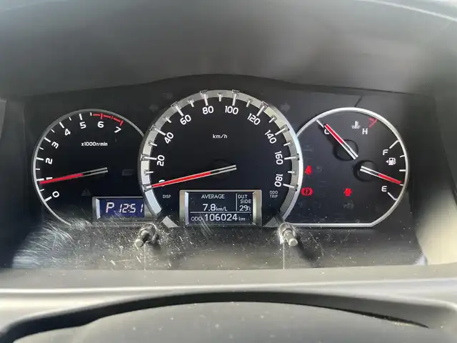 トヨタ ハイエース GL 三重県 2015(平27)年 10.6万km ブラックマイカ フリップダウンモニター/ナビ（Bluetooth/AM/FM/TV/CD/DVD/USB/SD）/バックカメラ/ドライブレコーダー（前）/片側電動スライドドア/イージークローザー（バックドア）/VALENTIテールランプ/オートエアコン/リアクーラー/リアヒーター/AC100V/スペアキー/メッキU字2段フロントグリル/ボディ同色フロントバンパー/フロントフォグランプ/両側メッキドアミラー（電動格納機能付）/メッキアウトサイドドアハンドル/メッキリアナンバープレートガーニッシュ/「GL」エンブレム（バックドア）/ボディ同色リアバンパー/両側固定式リアクォーターガラス/プライバシーガラス/オプティトロンメーター（タコメーター付自発光式アナログメーター）/シルバー加飾付ウレタン製ステアリングホイール/ヘッドレスト別体トリコットシート/シートスライド機構（運転席/助手席）/アームレスト（2/3列目）/スペースアップシート（4列目）/成型スライドドアトリム/ポケット付成型クォータートリム/マップランプ（前席）/大型ルームランプ（後席）