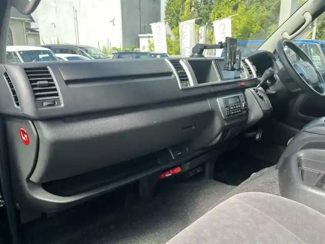 トヨタ ハイエース GL 三重県 2015(平27)年 10.6万km ブラックマイカ フリップダウンモニター/ナビ（Bluetooth/AM/FM/TV/CD/DVD/USB/SD）/バックカメラ/ドライブレコーダー（前）/片側電動スライドドア/イージークローザー（バックドア）/VALENTIテールランプ/オートエアコン/リアクーラー/リアヒーター/AC100V/スペアキー/メッキU字2段フロントグリル/ボディ同色フロントバンパー/フロントフォグランプ/両側メッキドアミラー（電動格納機能付）/メッキアウトサイドドアハンドル/メッキリアナンバープレートガーニッシュ/「GL」エンブレム（バックドア）/ボディ同色リアバンパー/両側固定式リアクォーターガラス/プライバシーガラス/オプティトロンメーター（タコメーター付自発光式アナログメーター）/シルバー加飾付ウレタン製ステアリングホイール/ヘッドレスト別体トリコットシート/シートスライド機構（運転席/助手席）/アームレスト（2/3列目）/スペースアップシート（4列目）/成型スライドドアトリム/ポケット付成型クォータートリム/マップランプ（前席）/大型ルームランプ（後席）