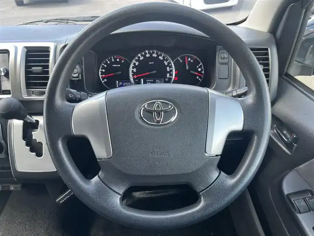 トヨタ ハイエース GL 三重県 2015(平27)年 10.6万km ブラックマイカ フリップダウンモニター/ナビ（Bluetooth/AM/FM/TV/CD/DVD/USB/SD）/バックカメラ/ドライブレコーダー（前）/片側電動スライドドア/イージークローザー（バックドア）/VALENTIテールランプ/オートエアコン/リアクーラー/リアヒーター/AC100V/スペアキー/メッキU字2段フロントグリル/ボディ同色フロントバンパー/フロントフォグランプ/両側メッキドアミラー（電動格納機能付）/メッキアウトサイドドアハンドル/メッキリアナンバープレートガーニッシュ/「GL」エンブレム（バックドア）/ボディ同色リアバンパー/両側固定式リアクォーターガラス/プライバシーガラス/オプティトロンメーター（タコメーター付自発光式アナログメーター）/シルバー加飾付ウレタン製ステアリングホイール/ヘッドレスト別体トリコットシート/シートスライド機構（運転席/助手席）/アームレスト（2/3列目）/スペースアップシート（4列目）/成型スライドドアトリム/ポケット付成型クォータートリム/マップランプ（前席）/大型ルームランプ（後席）