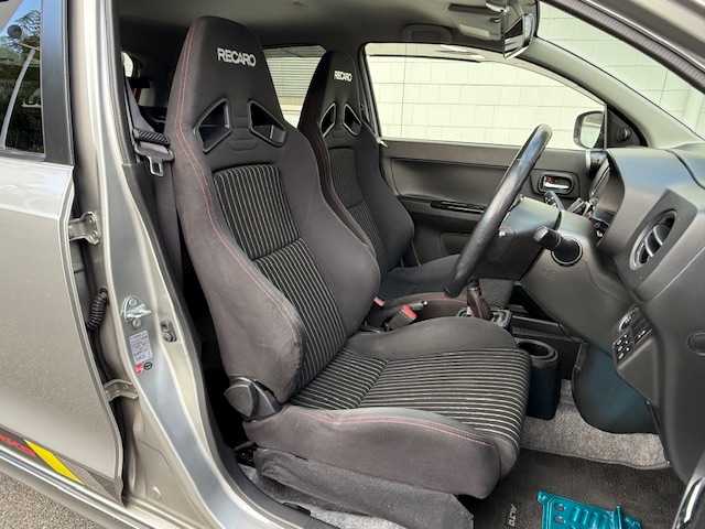 スズキ アルト ワークス 大阪府 2016(平28)年 4.8万km スチールシルバーM /禁煙車//カロッツェリアディスプレイオーディオ/・CD・DVD・BT//純正レカロシート//HKS製センター出しマフラー//RAYS TE37 SONIC　15インチアルミ//navic車高調//社外ボンネット//前ストラットタワーバー//リアウイングカバー//Fキャリパーレッド塗装//ETC//ステアリングスイッチ//スマートキー//保証書//取扱説明書//スペアキー