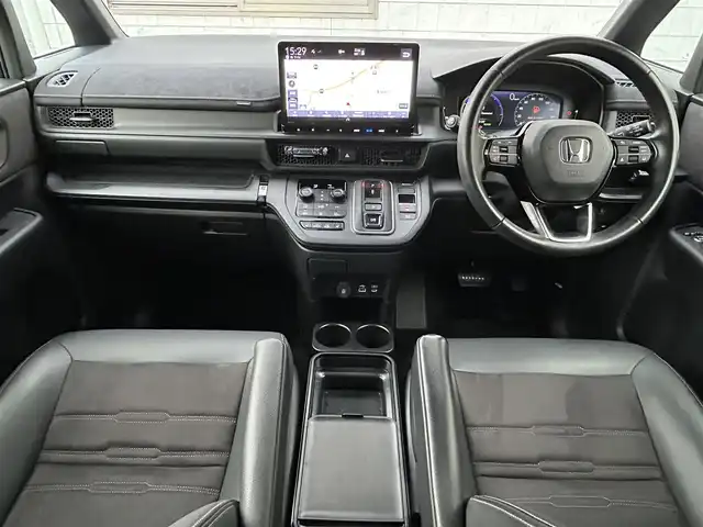 ホンダ ステップワゴン スパーダ eHEV プレミアムライン 福岡県 2023(令5)年 3.1万km クリスタルブラックパール 純正11.4インチメモリナビ/　（AM/FM/CD/DVD/Bluetooth/フルセグTV）/フロント/サイド/バックカメラ/マルチビューカメラシステム/ホンダセンシング/・衝突軽減ブレーキ/・踏み間違い衝突軽減システム/・歩行者事故低減ステアリング/・路外逸脱抑制機能/・先行車発進お知らせ機能/・標識認識機能/・アダプティブクルーズコントロール/・トラフィックジャムアシスト/・車線維持支援システム/クリアランスソナー/コーナーセンサー/横滑り防止装置/ブラインドスポッドモニター/オートライト/純正17インチAW/両側パワースライドドア/パワーバックドア/黒色ハーフレザーシート/シートヒーター（D/N）/パドルシフト/ビルトインETC/前後ドライブレコーダー【DRH-229ND】/オットマン/後席サンシェード/折り畳み式ドリンクテーブル/電格ウインカーミラー/純正フロアマット/ISOFIX/電源ソケット×1/USB-C端子×3/スペアキー×1/保証書/取扱説明書/ナビ取扱説明書