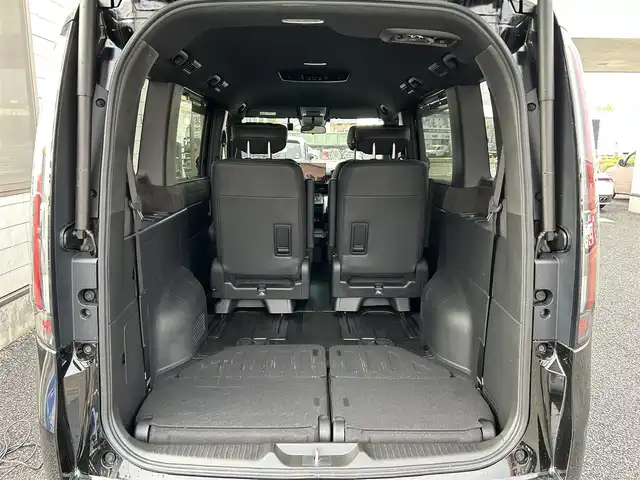 ホンダ ステップワゴン スパーダ eHEV プレミアムライン 福岡県 2023(令5)年 3.1万km クリスタルブラックパール 純正11.4インチメモリナビ/　（AM/FM/CD/DVD/Bluetooth/フルセグTV）/フロント/サイド/バックカメラ/マルチビューカメラシステム/ホンダセンシング/・衝突軽減ブレーキ/・踏み間違い衝突軽減システム/・歩行者事故低減ステアリング/・路外逸脱抑制機能/・先行車発進お知らせ機能/・標識認識機能/・アダプティブクルーズコントロール/・トラフィックジャムアシスト/・車線維持支援システム/クリアランスソナー/コーナーセンサー/横滑り防止装置/ブラインドスポッドモニター/オートライト/純正17インチAW/両側パワースライドドア/パワーバックドア/黒色ハーフレザーシート/シートヒーター（D/N）/パドルシフト/ビルトインETC/前後ドライブレコーダー【DRH-229ND】/オットマン/後席サンシェード/折り畳み式ドリンクテーブル/電格ウインカーミラー/純正フロアマット/ISOFIX/電源ソケット×1/USB-C端子×3/スペアキー×1/保証書/取扱説明書/ナビ取扱説明書