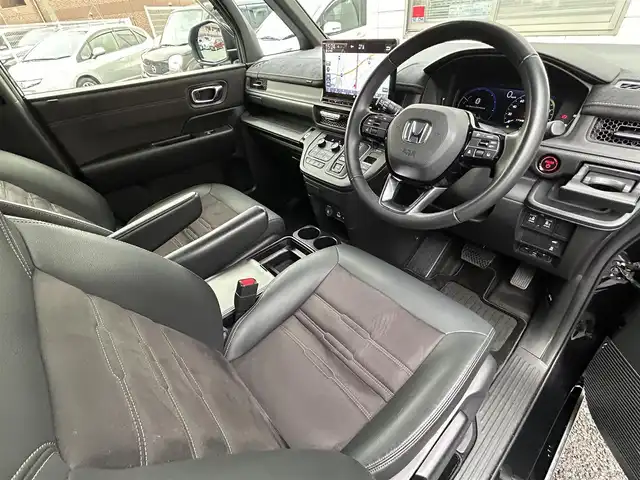ホンダ ステップワゴン スパーダ eHEV プレミアムライン 福岡県 2023(令5)年 3.1万km クリスタルブラックパール 純正11.4インチメモリナビ/　（AM/FM/CD/DVD/Bluetooth/フルセグTV）/フロント/サイド/バックカメラ/マルチビューカメラシステム/ホンダセンシング/・衝突軽減ブレーキ/・踏み間違い衝突軽減システム/・歩行者事故低減ステアリング/・路外逸脱抑制機能/・先行車発進お知らせ機能/・標識認識機能/・アダプティブクルーズコントロール/・トラフィックジャムアシスト/・車線維持支援システム/クリアランスソナー/コーナーセンサー/横滑り防止装置/ブラインドスポッドモニター/オートライト/純正17インチAW/両側パワースライドドア/パワーバックドア/黒色ハーフレザーシート/シートヒーター（D/N）/パドルシフト/ビルトインETC/前後ドライブレコーダー【DRH-229ND】/オットマン/後席サンシェード/折り畳み式ドリンクテーブル/電格ウインカーミラー/純正フロアマット/ISOFIX/電源ソケット×1/USB-C端子×3/スペアキー×1/保証書/取扱説明書/ナビ取扱説明書