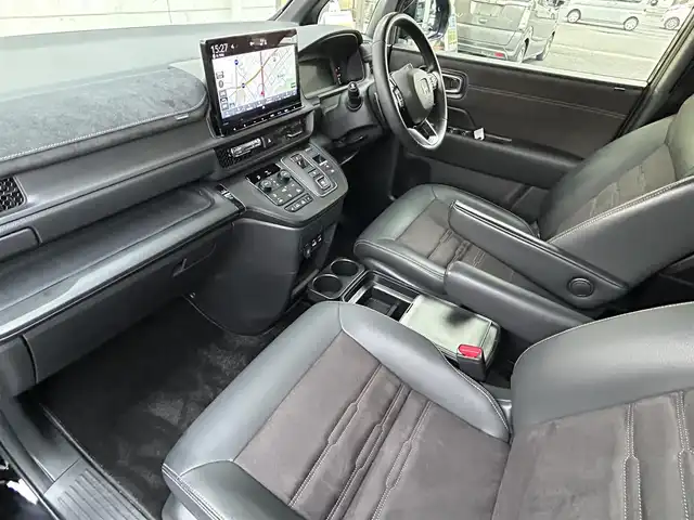 ホンダ ステップワゴン スパーダ eHEV プレミアムライン 福岡県 2023(令5)年 3.1万km クリスタルブラックパール 純正11.4インチメモリナビ/　（AM/FM/CD/DVD/Bluetooth/フルセグTV）/フロント/サイド/バックカメラ/マルチビューカメラシステム/ホンダセンシング/・衝突軽減ブレーキ/・踏み間違い衝突軽減システム/・歩行者事故低減ステアリング/・路外逸脱抑制機能/・先行車発進お知らせ機能/・標識認識機能/・アダプティブクルーズコントロール/・トラフィックジャムアシスト/・車線維持支援システム/クリアランスソナー/コーナーセンサー/横滑り防止装置/ブラインドスポッドモニター/オートライト/純正17インチAW/両側パワースライドドア/パワーバックドア/黒色ハーフレザーシート/シートヒーター（D/N）/パドルシフト/ビルトインETC/前後ドライブレコーダー【DRH-229ND】/オットマン/後席サンシェード/折り畳み式ドリンクテーブル/電格ウインカーミラー/純正フロアマット/ISOFIX/電源ソケット×1/USB-C端子×3/スペアキー×1/保証書/取扱説明書/ナビ取扱説明書