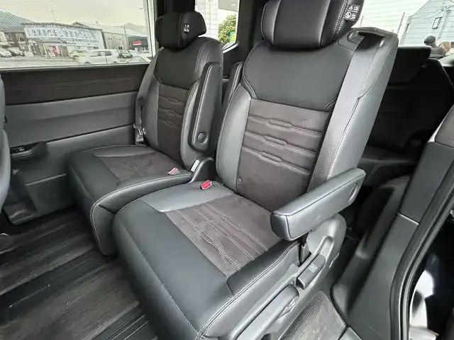 ホンダ ステップワゴン スパーダ eHEV プレミアムライン 福岡県 2023(令5)年 3.1万km クリスタルブラックパール 純正11.4インチメモリナビ/　（AM/FM/CD/DVD/Bluetooth/フルセグTV）/フロント/サイド/バックカメラ/マルチビューカメラシステム/ホンダセンシング/・衝突軽減ブレーキ/・踏み間違い衝突軽減システム/・歩行者事故低減ステアリング/・路外逸脱抑制機能/・先行車発進お知らせ機能/・標識認識機能/・アダプティブクルーズコントロール/・トラフィックジャムアシスト/・車線維持支援システム/クリアランスソナー/コーナーセンサー/横滑り防止装置/ブラインドスポッドモニター/オートライト/純正17インチAW/両側パワースライドドア/パワーバックドア/黒色ハーフレザーシート/シートヒーター（D/N）/パドルシフト/ビルトインETC/前後ドライブレコーダー【DRH-229ND】/オットマン/後席サンシェード/折り畳み式ドリンクテーブル/電格ウインカーミラー/純正フロアマット/ISOFIX/電源ソケット×1/USB-C端子×3/スペアキー×1/保証書/取扱説明書/ナビ取扱説明書