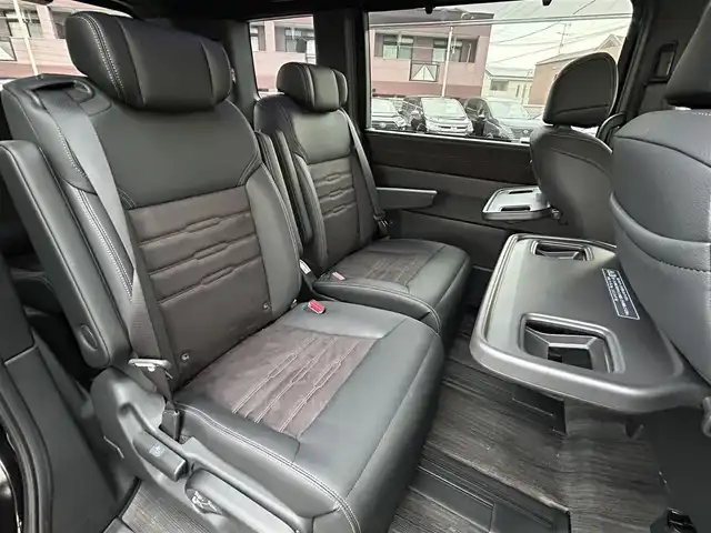 ホンダ ステップワゴン スパーダ eHEV プレミアムライン 福岡県 2023(令5)年 3.1万km クリスタルブラックパール 純正11.4インチメモリナビ/　（AM/FM/CD/DVD/Bluetooth/フルセグTV）/フロント/サイド/バックカメラ/マルチビューカメラシステム/ホンダセンシング/・衝突軽減ブレーキ/・踏み間違い衝突軽減システム/・歩行者事故低減ステアリング/・路外逸脱抑制機能/・先行車発進お知らせ機能/・標識認識機能/・アダプティブクルーズコントロール/・トラフィックジャムアシスト/・車線維持支援システム/クリアランスソナー/コーナーセンサー/横滑り防止装置/ブラインドスポッドモニター/オートライト/純正17インチAW/両側パワースライドドア/パワーバックドア/黒色ハーフレザーシート/シートヒーター（D/N）/パドルシフト/ビルトインETC/前後ドライブレコーダー【DRH-229ND】/オットマン/後席サンシェード/折り畳み式ドリンクテーブル/電格ウインカーミラー/純正フロアマット/ISOFIX/電源ソケット×1/USB-C端子×3/スペアキー×1/保証書/取扱説明書/ナビ取扱説明書