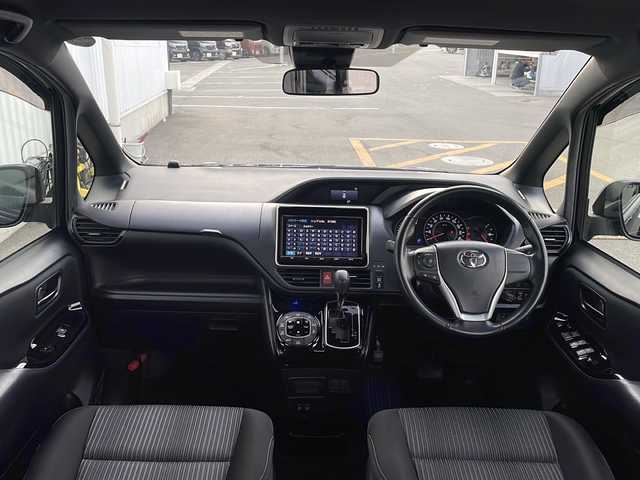 トヨタ ヴォクシー ZS 佐賀県 2017(平29)年 6.8万km ブラック モデリスタエアロ/純正９型ナビ/・フルセグTV/DVD/CD/Bluetooth/バックカメラ/フリップダウンモニター/両側パワースライドドア/クルーズコントロール/トヨタセーフティセンス/・プリクラッシュセーフティ/・レーンディパーチャーアラート/・オートマチックハイビーム/USBポート/プッシュスタート/スマートキー/純正LEDヘットライト/純正LEDフォグライト/純正16インチアルミホイール/純正フロアマット/スペアキー1本