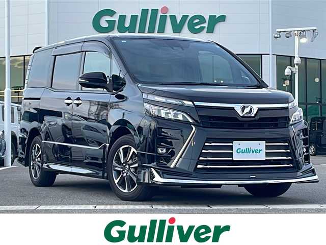 トヨタ ヴォクシー ZS 佐賀県 2017(平29)年 6.8万km ブラック モデリスタエアロ/純正９型ナビ/・フルセグTV/DVD/CD/Bluetooth/バックカメラ/フリップダウンモニター/両側パワースライドドア/クルーズコントロール/トヨタセーフティセンス/・プリクラッシュセーフティ/・レーンディパーチャーアラート/・オートマチックハイビーム/USBポート/プッシュスタート/スマートキー/純正LEDヘットライト/純正LEDフォグライト/純正16インチアルミホイール/純正フロアマット/スペアキー1本