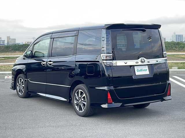 トヨタ ヴォクシー ZS 佐賀県 2017(平29)年 6.8万km ブラック モデリスタエアロ/純正９型ナビ/・フルセグTV/DVD/CD/Bluetooth/バックカメラ/フリップダウンモニター/両側パワースライドドア/クルーズコントロール/トヨタセーフティセンス/・プリクラッシュセーフティ/・レーンディパーチャーアラート/・オートマチックハイビーム/USBポート/プッシュスタート/スマートキー/純正LEDヘットライト/純正LEDフォグライト/純正16インチアルミホイール/純正フロアマット/スペアキー1本