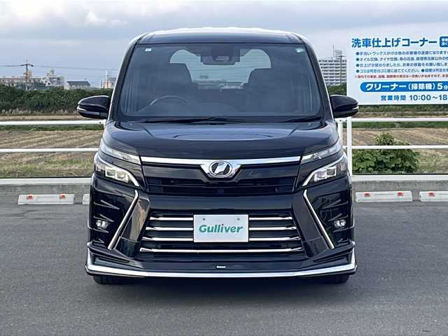 トヨタ ヴォクシー ZS 佐賀県 2017(平29)年 6.8万km ブラック モデリスタエアロ/純正９型ナビ/・フルセグTV/DVD/CD/Bluetooth/バックカメラ/フリップダウンモニター/両側パワースライドドア/クルーズコントロール/トヨタセーフティセンス/・プリクラッシュセーフティ/・レーンディパーチャーアラート/・オートマチックハイビーム/USBポート/プッシュスタート/スマートキー/純正LEDヘットライト/純正LEDフォグライト/純正16インチアルミホイール/純正フロアマット/スペアキー1本