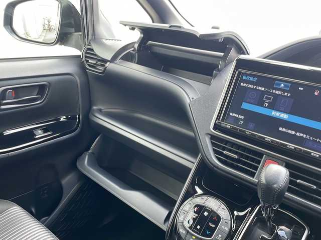 トヨタ ヴォクシー ZS 佐賀県 2017(平29)年 6.8万km ブラック モデリスタエアロ/純正９型ナビ/・フルセグTV/DVD/CD/Bluetooth/バックカメラ/フリップダウンモニター/両側パワースライドドア/クルーズコントロール/トヨタセーフティセンス/・プリクラッシュセーフティ/・レーンディパーチャーアラート/・オートマチックハイビーム/USBポート/プッシュスタート/スマートキー/純正LEDヘットライト/純正LEDフォグライト/純正16インチアルミホイール/純正フロアマット/スペアキー1本
