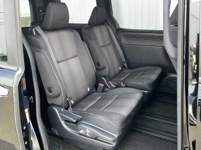 トヨタ ヴォクシー ZS 佐賀県 2017(平29)年 6.8万km ブラック モデリスタエアロ/純正９型ナビ/・フルセグTV/DVD/CD/Bluetooth/バックカメラ/フリップダウンモニター/両側パワースライドドア/クルーズコントロール/トヨタセーフティセンス/・プリクラッシュセーフティ/・レーンディパーチャーアラート/・オートマチックハイビーム/USBポート/プッシュスタート/スマートキー/純正LEDヘットライト/純正LEDフォグライト/純正16インチアルミホイール/純正フロアマット/スペアキー1本
