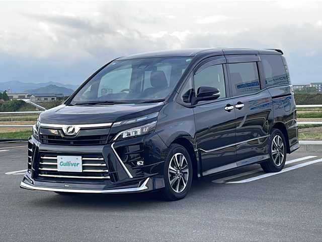 トヨタ ヴォクシー ZS 佐賀県 2017(平29)年 6.8万km ブラック モデリスタエアロ/純正９型ナビ/・フルセグTV/DVD/CD/Bluetooth/バックカメラ/フリップダウンモニター/両側パワースライドドア/クルーズコントロール/トヨタセーフティセンス/・プリクラッシュセーフティ/・レーンディパーチャーアラート/・オートマチックハイビーム/USBポート/プッシュスタート/スマートキー/純正LEDヘットライト/純正LEDフォグライト/純正16インチアルミホイール/純正フロアマット/スペアキー1本