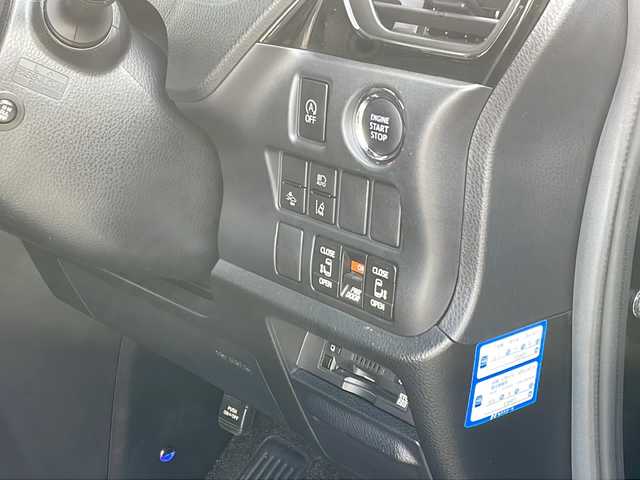トヨタ ヴォクシー ZS 佐賀県 2017(平29)年 6.8万km ブラック モデリスタエアロ/純正９型ナビ/・フルセグTV/DVD/CD/Bluetooth/バックカメラ/フリップダウンモニター/両側パワースライドドア/クルーズコントロール/トヨタセーフティセンス/・プリクラッシュセーフティ/・レーンディパーチャーアラート/・オートマチックハイビーム/USBポート/プッシュスタート/スマートキー/純正LEDヘットライト/純正LEDフォグライト/純正16インチアルミホイール/純正フロアマット/スペアキー1本