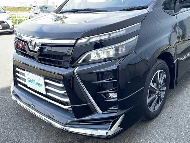 トヨタ ヴォクシー ZS 佐賀県 2017(平29)年 6.8万km ブラック モデリスタエアロ/純正９型ナビ/・フルセグTV/DVD/CD/Bluetooth/バックカメラ/フリップダウンモニター/両側パワースライドドア/クルーズコントロール/トヨタセーフティセンス/・プリクラッシュセーフティ/・レーンディパーチャーアラート/・オートマチックハイビーム/USBポート/プッシュスタート/スマートキー/純正LEDヘットライト/純正LEDフォグライト/純正16インチアルミホイール/純正フロアマット/スペアキー1本