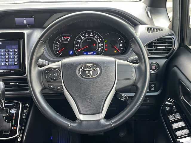 トヨタ ヴォクシー ZS 佐賀県 2017(平29)年 6.8万km ブラック モデリスタエアロ/純正９型ナビ/・フルセグTV/DVD/CD/Bluetooth/バックカメラ/フリップダウンモニター/両側パワースライドドア/クルーズコントロール/トヨタセーフティセンス/・プリクラッシュセーフティ/・レーンディパーチャーアラート/・オートマチックハイビーム/USBポート/プッシュスタート/スマートキー/純正LEDヘットライト/純正LEDフォグライト/純正16インチアルミホイール/純正フロアマット/スペアキー1本