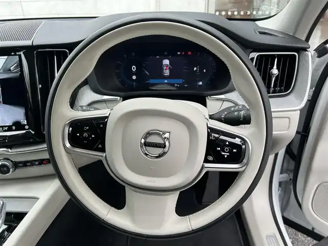 ボルボ ボルボ ＸＣ６０ アルティメット B5 AWD 埼玉県 2024(令6)年 0.3万km クリスタルホワイトP 1オーナー/純正ナビ/全周囲カメラ/harman/kardonサウンド/BT・Applecarplay/サンルーフ/ルーフレール/衝突軽減B/TRC/クルコン/クリアランスソナー/レーンキープアシスト/BSM/パワーシート(D+N席)/メモリーシート(D+N席)/シートヒーター(D+N+後部席)/シートクーラー(D+N席)/置くだけ充電/LEDヘッドライト/オートハイビーム/電格ミラー/パワーバックドア/ETC/スマートキー2本/保証書/取扱説明書