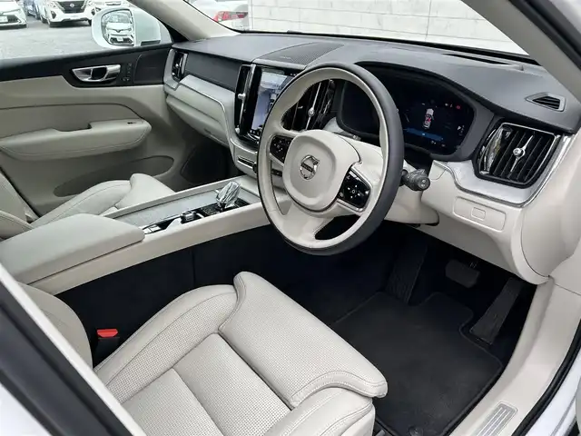 ボルボ ボルボ ＸＣ６０ アルティメット B5 AWD 埼玉県 2024(令6)年 0.3万km クリスタルホワイトP 1オーナー/純正ナビ/全周囲カメラ/harman/kardonサウンド/BT・Applecarplay/サンルーフ/ルーフレール/衝突軽減B/TRC/クルコン/クリアランスソナー/レーンキープアシスト/BSM/パワーシート(D+N席)/メモリーシート(D+N席)/シートヒーター(D+N+後部席)/シートクーラー(D+N席)/置くだけ充電/LEDヘッドライト/オートハイビーム/電格ミラー/パワーバックドア/ETC/スマートキー2本/保証書/取扱説明書