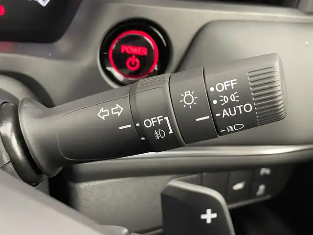 ホンダ ヴェゼル ハイブリッド e:HEV Z 大分県 2025(令7)年 0.1千km プラチナホワイトパール 登録済未使用車/純正ディスプレイオーディオ/フルセグTV/Bluetooth/applecarplay/androidauto/シートヒーター（D/N）/置くだけ充電/ETC2.0/オートホールド/電子パーキング/ステアリングヒーター/パワーバックドア/オートライト/ホンダセンシング/・レーダークルーズコントロール/・オートハイビーム/・衝突軽減ブレーキ/・BSM
