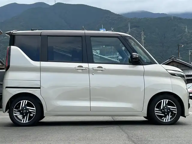 日産 ルークス ハイウェイスター X 愛媛県 2024(令6)年 0.9万km フローズンバニラパール/アッシュブラウンM 純正9型ナビ/全周囲カメラ/両側電動スライドドア/左側ハンズフリースライド/インテリジェントルームミラー/セーフティシールド/衝突被害軽減装置/車線逸脱防止装置/クリアランスソナー/リアサーキュレーター/後席サンシェイド/LEDヘッドライト/アイドリングストップ/ステアリングリモコン/電格ミラー/ヘッドライトレベライザー/シガーソケット/現状サマー(純正AW)(155/65/R14)/BRIDGESTONE EcoPia/禁煙車