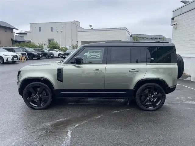 ランドローバー ランドローバー ディフェンダー 110XダイナミッHSE 神奈川県 2023(令5)年 0.5万km 緑Ⅱ ワンオーナー/11.4インチタッチスクリーン/　・全方位カメラ/　・BT/AppleCarPlay/AndroidAuto/メーカーOP/　・オプション総額約190万/　・22インチグロスブラックAW/　・22インチスペアホイール/　・エアサスペンションパック/　・コールドクライメイトパック/　・エクステンドブラックエクステリアパック/　・電子制御アクティブディファレンシャル/　・プライバシーガラス/　・HUD/　・リアシート（ヒーター＆アームレスト付き）/　・メタリックカラー（カフー）/　・クロスカービーム（ダークグレイパウダーコート）/　・インテリアパネル（ラフカットウォールナット）/　・グロスブラックシグネチャーグラフィック/スライディングパノラミックルーフ/MERIDIANサウンドシステム/パンゲアグリーン/前席/　・パワーシート/　・シートヒーター＆シートベンチレーション/純正前後ドラレコ/純正ビルトインETC2.0/スマートキー×2/取扱説明書/整備記録簿