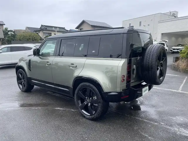 ランドローバー ランドローバー ディフェンダー 110XダイナミッHSE 神奈川県 2023(令5)年 0.5万km 緑Ⅱ ワンオーナー/11.4インチタッチスクリーン/　・全方位カメラ/　・BT/AppleCarPlay/AndroidAuto/メーカーOP/　・オプション総額約190万/　・22インチグロスブラックAW/　・22インチスペアホイール/　・エアサスペンションパック/　・コールドクライメイトパック/　・エクステンドブラックエクステリアパック/　・電子制御アクティブディファレンシャル/　・プライバシーガラス/　・HUD/　・リアシート（ヒーター＆アームレスト付き）/　・メタリックカラー（カフー）/　・クロスカービーム（ダークグレイパウダーコート）/　・インテリアパネル（ラフカットウォールナット）/　・グロスブラックシグネチャーグラフィック/スライディングパノラミックルーフ/MERIDIANサウンドシステム/パンゲアグリーン/前席/　・パワーシート/　・シートヒーター＆シートベンチレーション/純正前後ドラレコ/純正ビルトインETC2.0/スマートキー×2/取扱説明書/整備記録簿