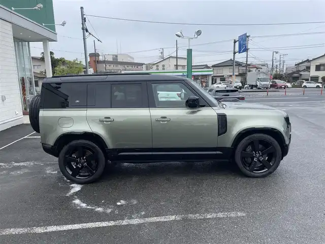 ランドローバー ランドローバー ディフェンダー 110XダイナミッHSE 神奈川県 2023(令5)年 0.5万km 緑Ⅱ ワンオーナー/11.4インチタッチスクリーン/　・全方位カメラ/　・BT/AppleCarPlay/AndroidAuto/メーカーOP/　・オプション総額約190万/　・22インチグロスブラックAW/　・22インチスペアホイール/　・エアサスペンションパック/　・コールドクライメイトパック/　・エクステンドブラックエクステリアパック/　・電子制御アクティブディファレンシャル/　・プライバシーガラス/　・HUD/　・リアシート（ヒーター＆アームレスト付き）/　・メタリックカラー（カフー）/　・クロスカービーム（ダークグレイパウダーコート）/　・インテリアパネル（ラフカットウォールナット）/　・グロスブラックシグネチャーグラフィック/スライディングパノラミックルーフ/MERIDIANサウンドシステム/パンゲアグリーン/前席/　・パワーシート/　・シートヒーター＆シートベンチレーション/純正前後ドラレコ/純正ビルトインETC2.0/スマートキー×2/取扱説明書/整備記録簿