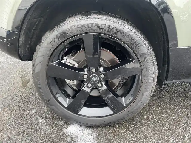 ランドローバー ランドローバー ディフェンダー 110XダイナミッHSE 神奈川県 2023(令5)年 0.5万km 緑Ⅱ ワンオーナー/11.4インチタッチスクリーン/　・全方位カメラ/　・BT/AppleCarPlay/AndroidAuto/メーカーOP/　・オプション総額約190万/　・22インチグロスブラックAW/　・22インチスペアホイール/　・エアサスペンションパック/　・コールドクライメイトパック/　・エクステンドブラックエクステリアパック/　・電子制御アクティブディファレンシャル/　・プライバシーガラス/　・HUD/　・リアシート（ヒーター＆アームレスト付き）/　・メタリックカラー（カフー）/　・クロスカービーム（ダークグレイパウダーコート）/　・インテリアパネル（ラフカットウォールナット）/　・グロスブラックシグネチャーグラフィック/スライディングパノラミックルーフ/MERIDIANサウンドシステム/パンゲアグリーン/前席/　・パワーシート/　・シートヒーター＆シートベンチレーション/純正前後ドラレコ/純正ビルトインETC2.0/スマートキー×2/取扱説明書/整備記録簿
