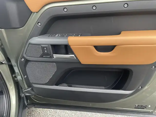 ランドローバー ランドローバー ディフェンダー 110XダイナミッHSE 神奈川県 2023(令5)年 0.5万km 緑Ⅱ ワンオーナー/11.4インチタッチスクリーン/　・全方位カメラ/　・BT/AppleCarPlay/AndroidAuto/メーカーOP/　・オプション総額約190万/　・22インチグロスブラックAW/　・22インチスペアホイール/　・エアサスペンションパック/　・コールドクライメイトパック/　・エクステンドブラックエクステリアパック/　・電子制御アクティブディファレンシャル/　・プライバシーガラス/　・HUD/　・リアシート（ヒーター＆アームレスト付き）/　・メタリックカラー（カフー）/　・クロスカービーム（ダークグレイパウダーコート）/　・インテリアパネル（ラフカットウォールナット）/　・グロスブラックシグネチャーグラフィック/スライディングパノラミックルーフ/MERIDIANサウンドシステム/パンゲアグリーン/前席/　・パワーシート/　・シートヒーター＆シートベンチレーション/純正前後ドラレコ/純正ビルトインETC2.0/スマートキー×2/取扱説明書/整備記録簿