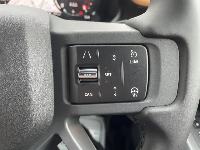 ランドローバー ランドローバー ディフェンダー 110XダイナミッHSE 神奈川県 2023(令5)年 0.5万km 緑Ⅱ ワンオーナー/11.4インチタッチスクリーン/　・全方位カメラ/　・BT/AppleCarPlay/AndroidAuto/メーカーOP/　・オプション総額約190万/　・22インチグロスブラックAW/　・22インチスペアホイール/　・エアサスペンションパック/　・コールドクライメイトパック/　・エクステンドブラックエクステリアパック/　・電子制御アクティブディファレンシャル/　・プライバシーガラス/　・HUD/　・リアシート（ヒーター＆アームレスト付き）/　・メタリックカラー（カフー）/　・クロスカービーム（ダークグレイパウダーコート）/　・インテリアパネル（ラフカットウォールナット）/　・グロスブラックシグネチャーグラフィック/スライディングパノラミックルーフ/MERIDIANサウンドシステム/パンゲアグリーン/前席/　・パワーシート/　・シートヒーター＆シートベンチレーション/純正前後ドラレコ/純正ビルトインETC2.0/スマートキー×2/取扱説明書/整備記録簿