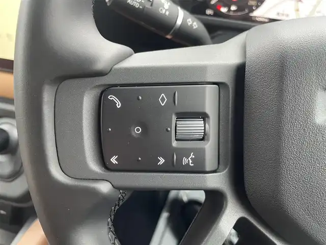 ランドローバー ランドローバー ディフェンダー 110XダイナミッHSE 神奈川県 2023(令5)年 0.5万km 緑Ⅱ ワンオーナー/11.4インチタッチスクリーン/　・全方位カメラ/　・BT/AppleCarPlay/AndroidAuto/メーカーOP/　・オプション総額約190万/　・22インチグロスブラックAW/　・22インチスペアホイール/　・エアサスペンションパック/　・コールドクライメイトパック/　・エクステンドブラックエクステリアパック/　・電子制御アクティブディファレンシャル/　・プライバシーガラス/　・HUD/　・リアシート（ヒーター＆アームレスト付き）/　・メタリックカラー（カフー）/　・クロスカービーム（ダークグレイパウダーコート）/　・インテリアパネル（ラフカットウォールナット）/　・グロスブラックシグネチャーグラフィック/スライディングパノラミックルーフ/MERIDIANサウンドシステム/パンゲアグリーン/前席/　・パワーシート/　・シートヒーター＆シートベンチレーション/純正前後ドラレコ/純正ビルトインETC2.0/スマートキー×2/取扱説明書/整備記録簿